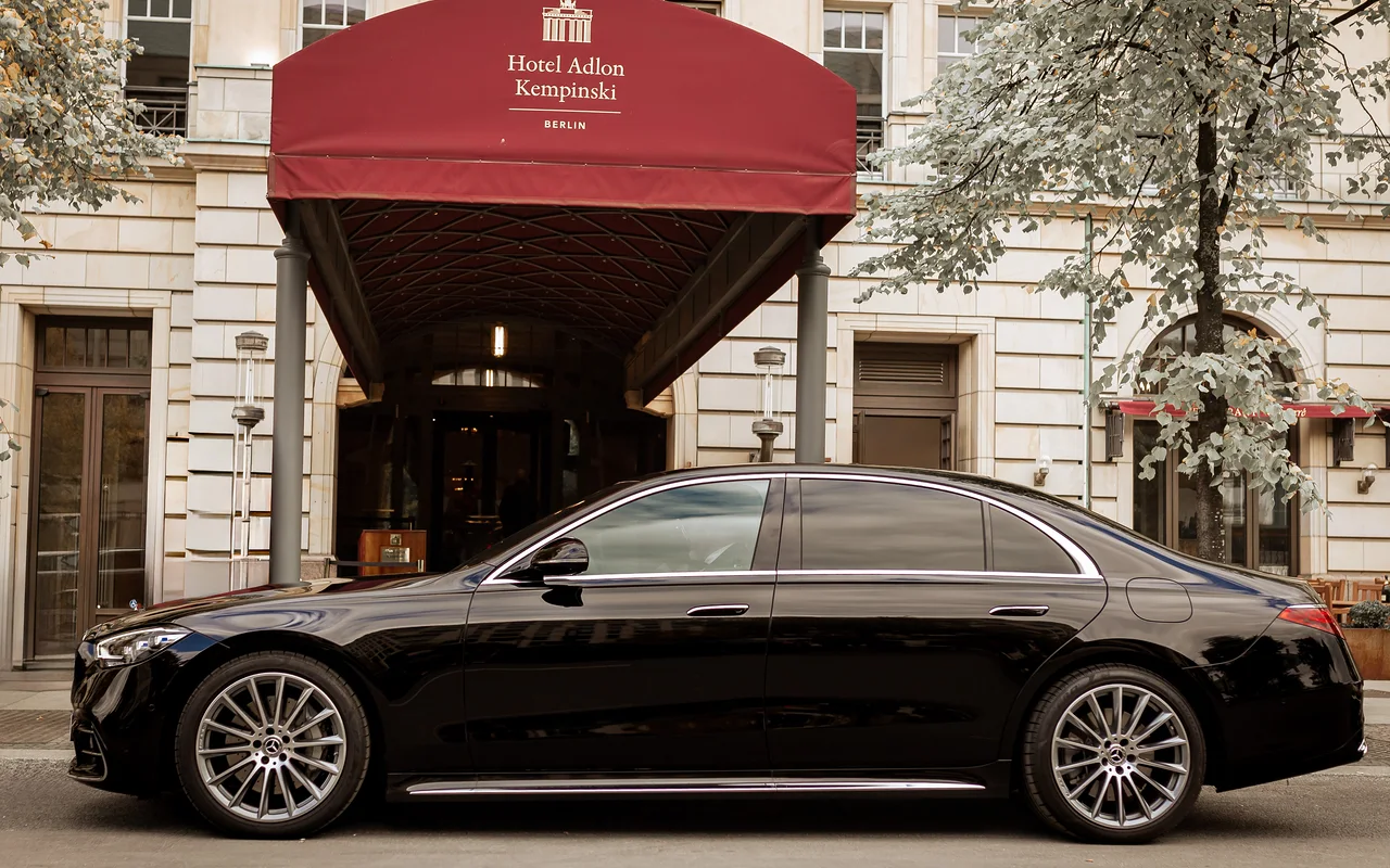 Schwarze Mercedes S-Klasse First Class am Hotel Adlon Berlin
