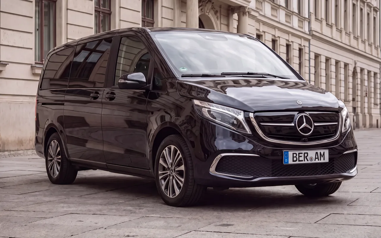 Schwarzer Mercedes EQV vollelektrisch auf einer Berliner Straße
