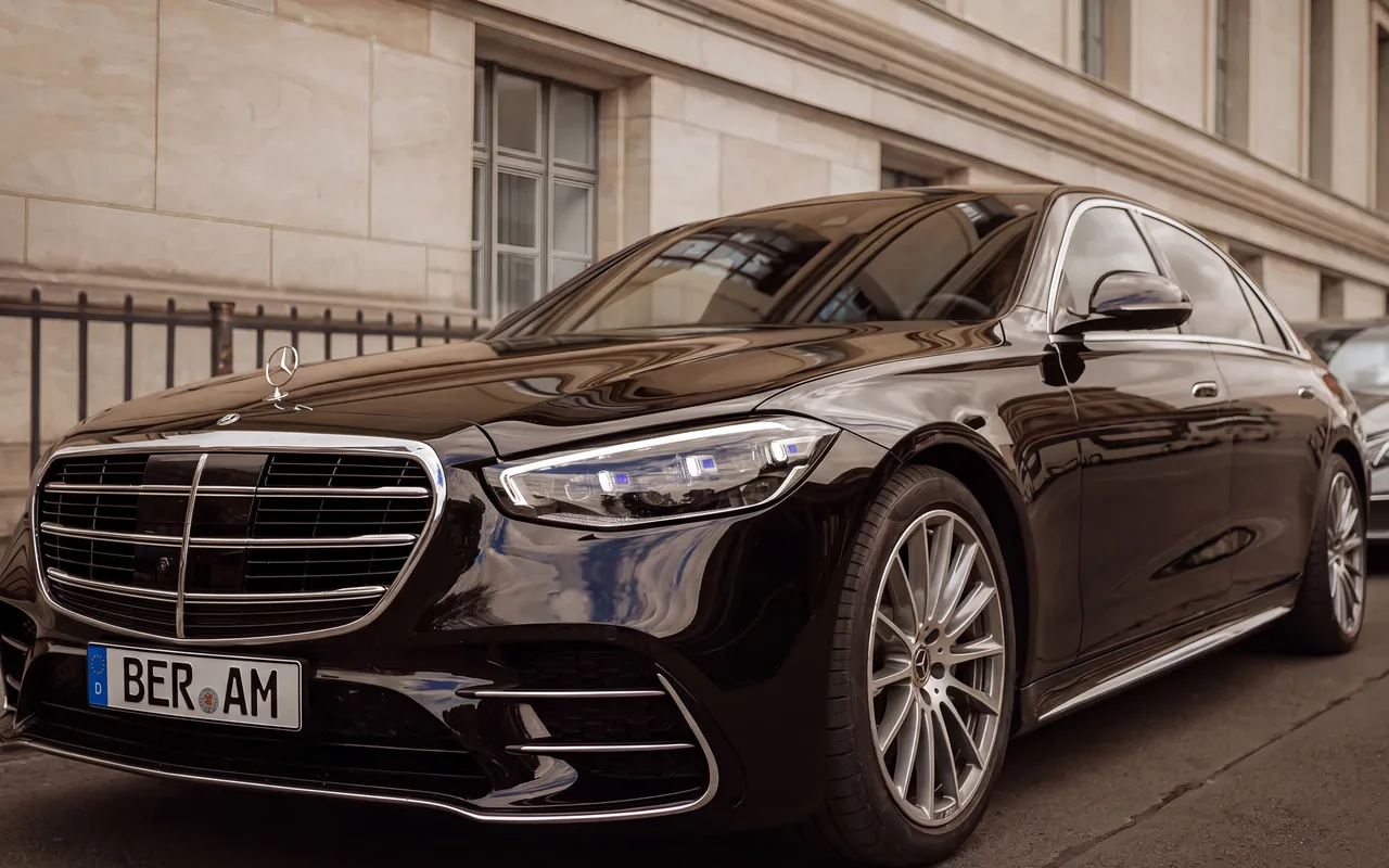Schwarze Mercedes S-Klasse auf einer Berliner Straße