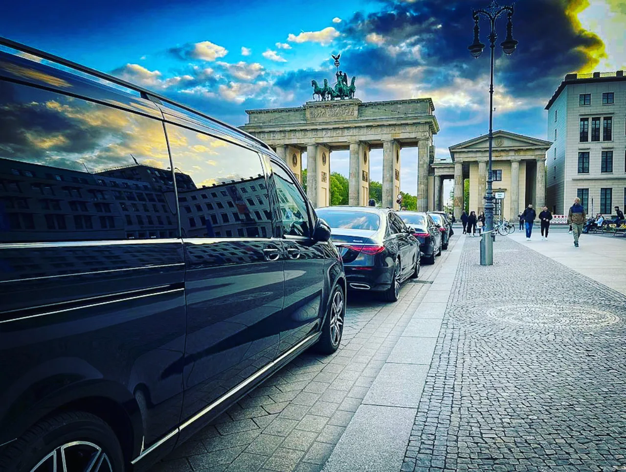 Schwarze Mercedes V-Klasse Flotte am Brandenburger Tor in Berlin