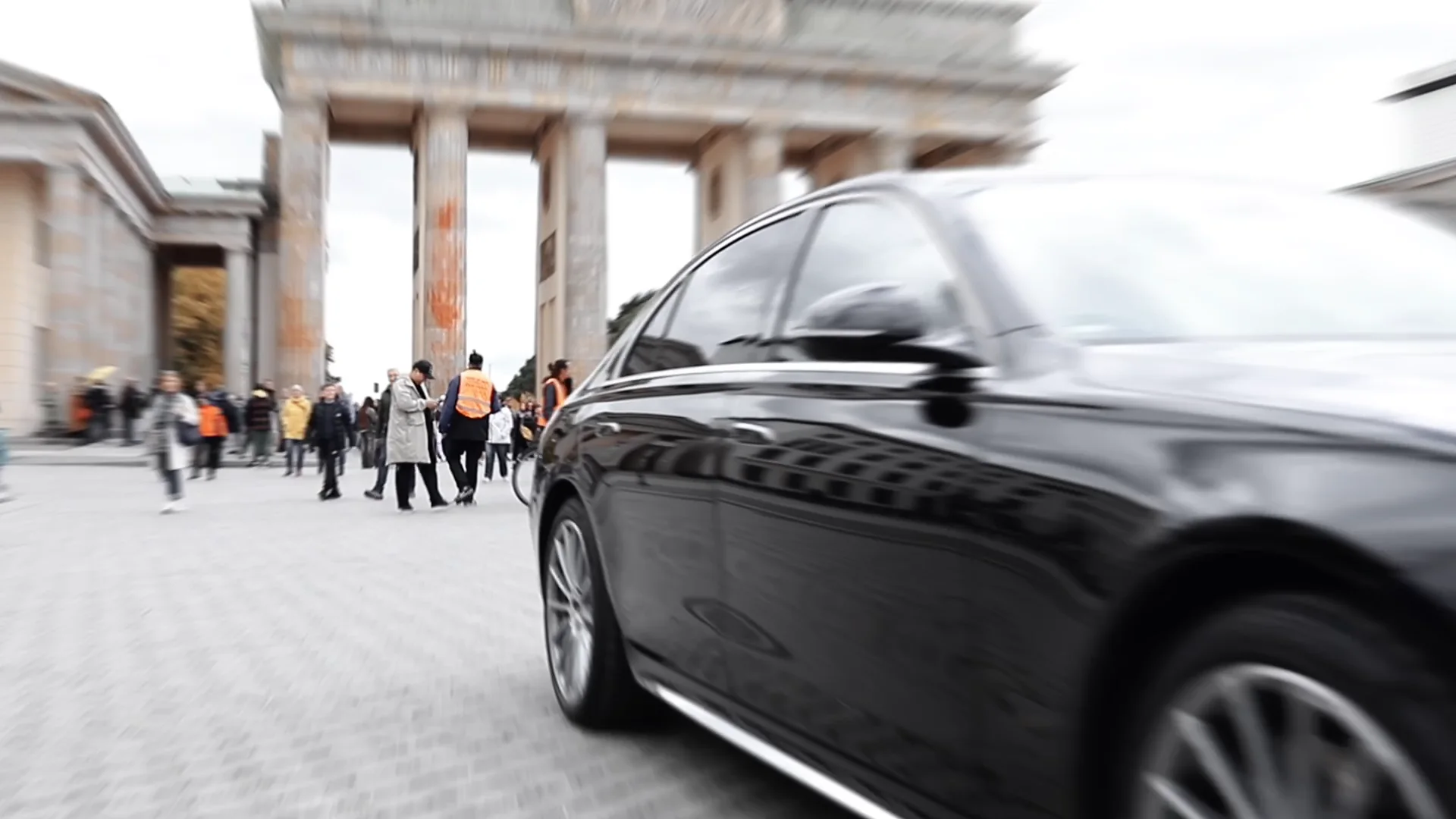Schwarze Mercedes S-Klasse am Brandenburger Tor in Berlin